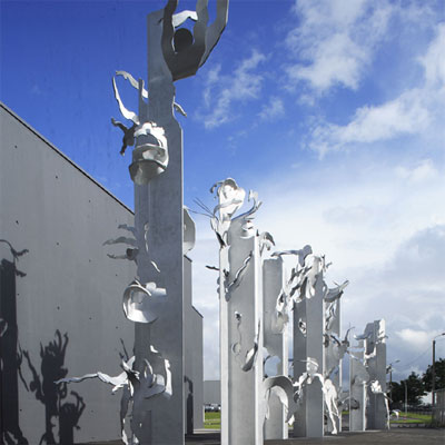 "Sculpture-facade Les Otimistes"